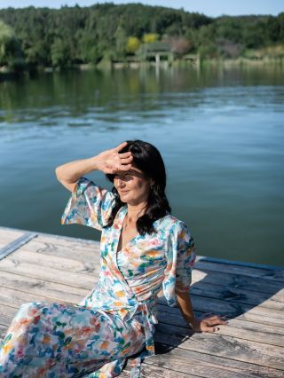 Pár teplých paprsků ještě zbývá 🌞… a pár našich limitovaných šatů taky. Než je podzim vezme oba, ulovte si svůj kousek 🧡🎣...