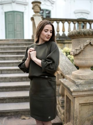 Vaše nejoblíbenější kousky v jednom sladěném khaki kompletu ✨ Zkrácená mikina a elegantní sukně ze scuba úpletu, který je...