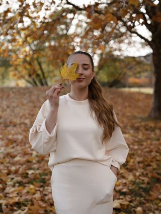 Barevné listí v pozadí krásně rozzáří náš smetanový komplet - zkrácená mikina a dlouhá sukně 🍂🤍. Oba kousky jsou...