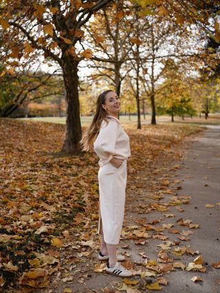 Podzim v pohodlí 💛🍂🍁 Naše tepláková souprava zahřeje, nepomačká se a stále působí stylově. Stačí přes ni přehodit vlněný...