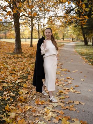 Loučíme se s podzimem, ale náš teplákový set? Ten zůstává s námi 🤍 Vlněný kabát, kozačky nebo chunky chelsea boots a jsme...